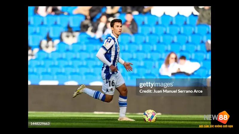 Cầu thủ Real Sociedad tung cú đá mạnh vào khung thành Rayo Vallecano Cầu thủ Real Sociedad tung cú đá mạnh vào khung thành Rayo Vallecano